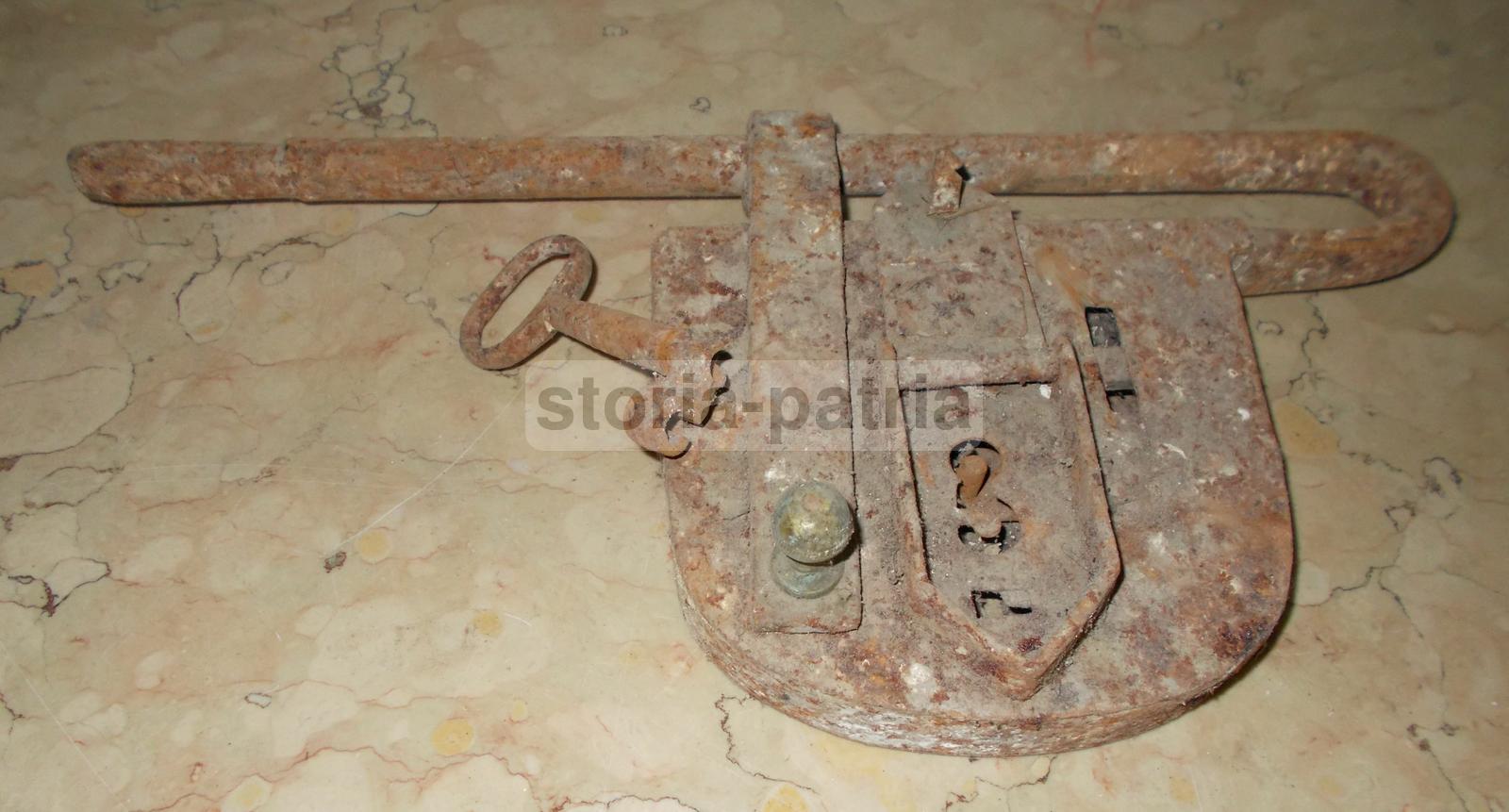 Tecnica, Artigianato, Antico Ferro Battuto, Catenaccio Serratura Con Chiave, d'Epoca immagine 2